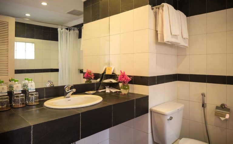 Deluxe File name: nui-sam-DELUXE-3.jpg