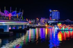 Dạo chơi trên cầu đi bộ Ninh Kiều